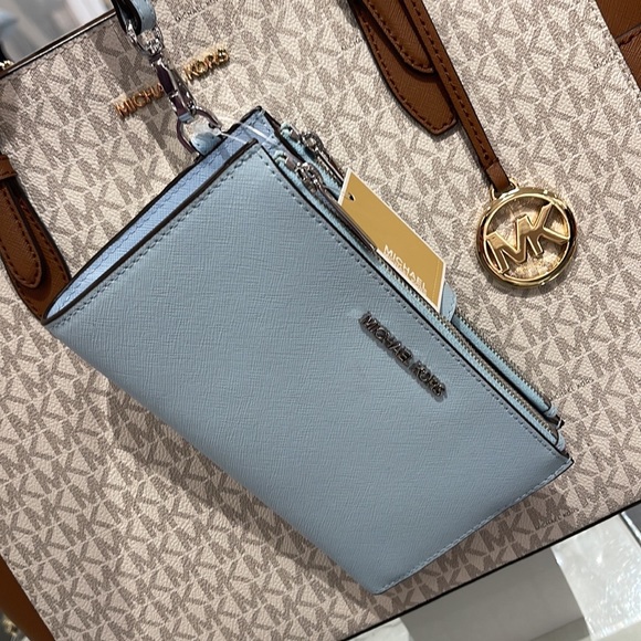 MICHAEL KORS LARGE DOUBLE ZIP WRISTLET WALLET PHONE CASE CLUTCH
Vista Blue - Picture 15 of 16